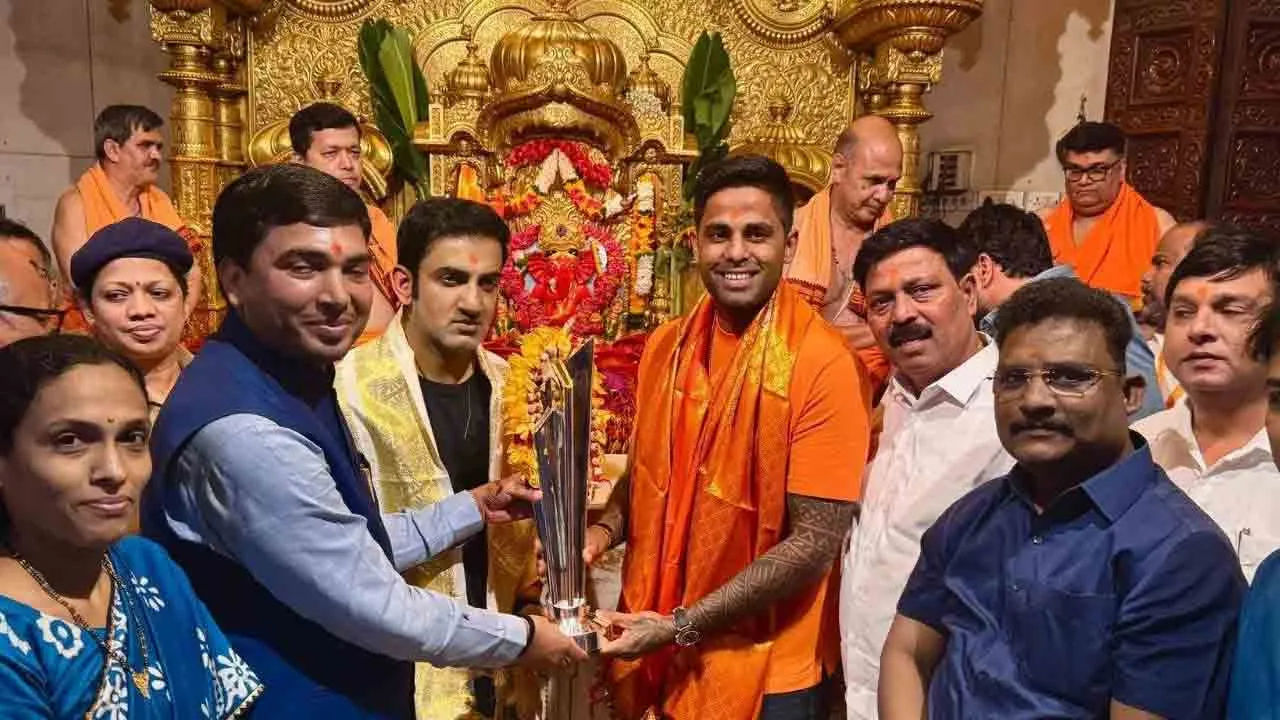 এবার বিশ্বকাপ নিয়ে মন্দিরে ভারতীয় কোচ-অধিনায়ক, ছিলেন আইসিসি প্রেসিডেন্টও