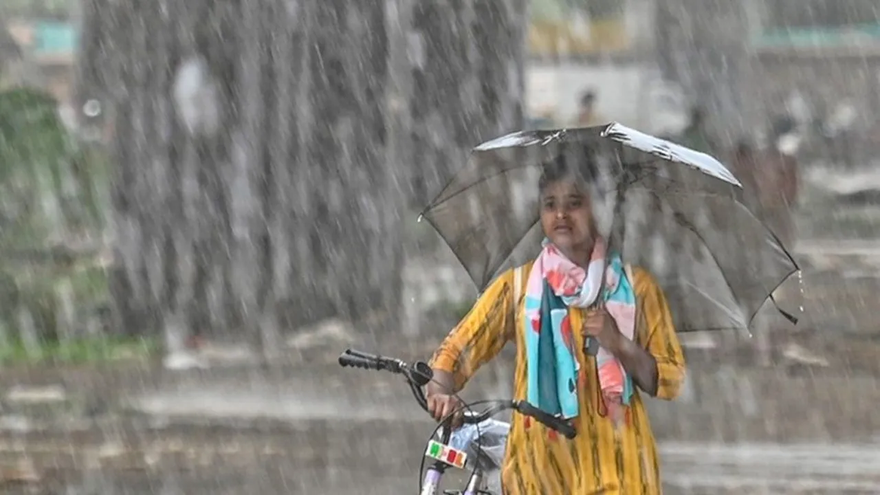 ৩ বিভাগে বজ্রবৃষ্টির আভাস, নদীবন্দরে সতর্ক সংকেত