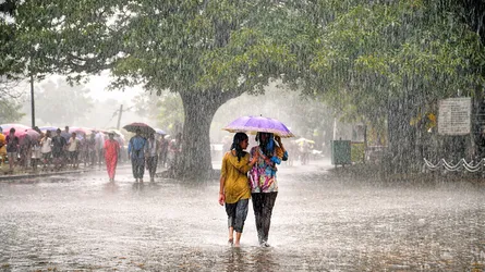 দেশের ৩ অঞ্চলে বজ্রবৃষ্টি, নদীবন্দরে এক নম্বর সঙ্কেত