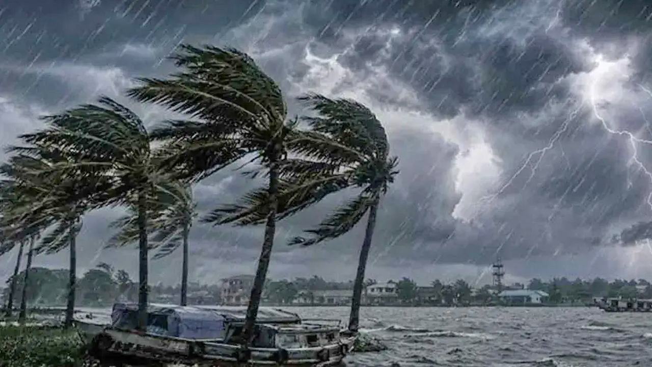 Thunderstorms-in-eight-regions-at-night