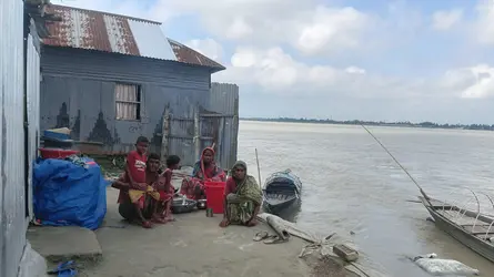 তিস্তার ভাঙনে দিশেহারা উলিপুরের জেলে পরিবার
