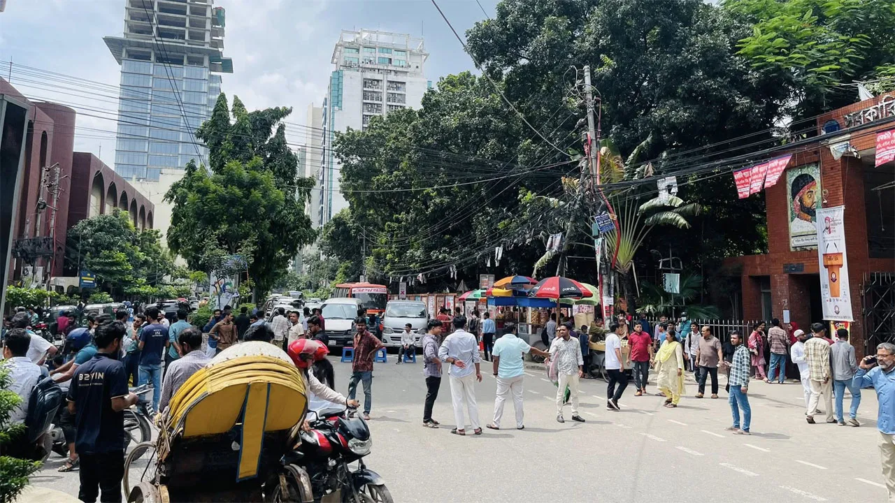 তিতুমীর কলেজের শিক্ষার্থীদের সড়ক অবরোধ