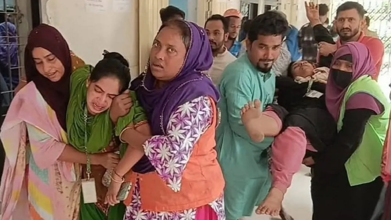 টঙ্গীতে ভূমিকম্পে গার্মেন্টসে হুড়োহুড়ি: পদদলিত হয়ে আহত ৩ শ’ শ্রমিক
