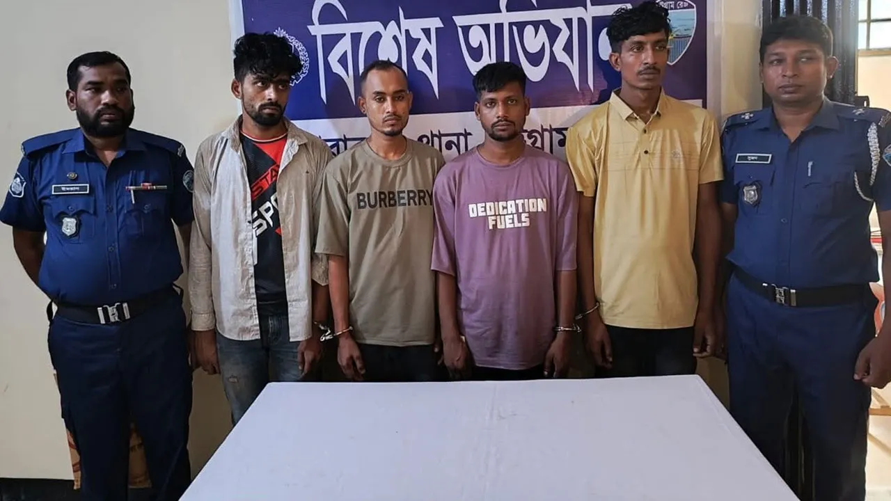মিরসরাইয়ে ২৪ মামলার আসামি শীর্ষ সন্ত্রাসী হক সাবসহ গ্রেফতার ৪