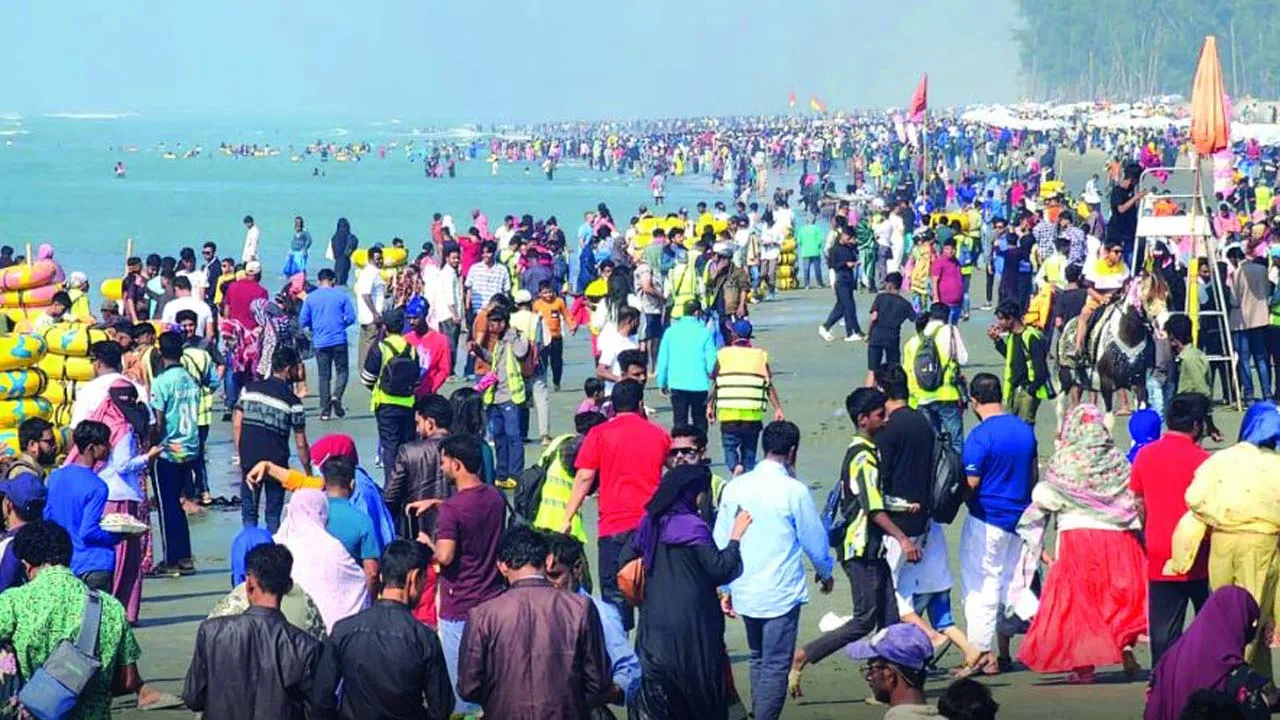 ডিসেম্বরের সব টিকিট বিক্রি  সেন্টমার্টিনে পর্যটকদের ঢল
