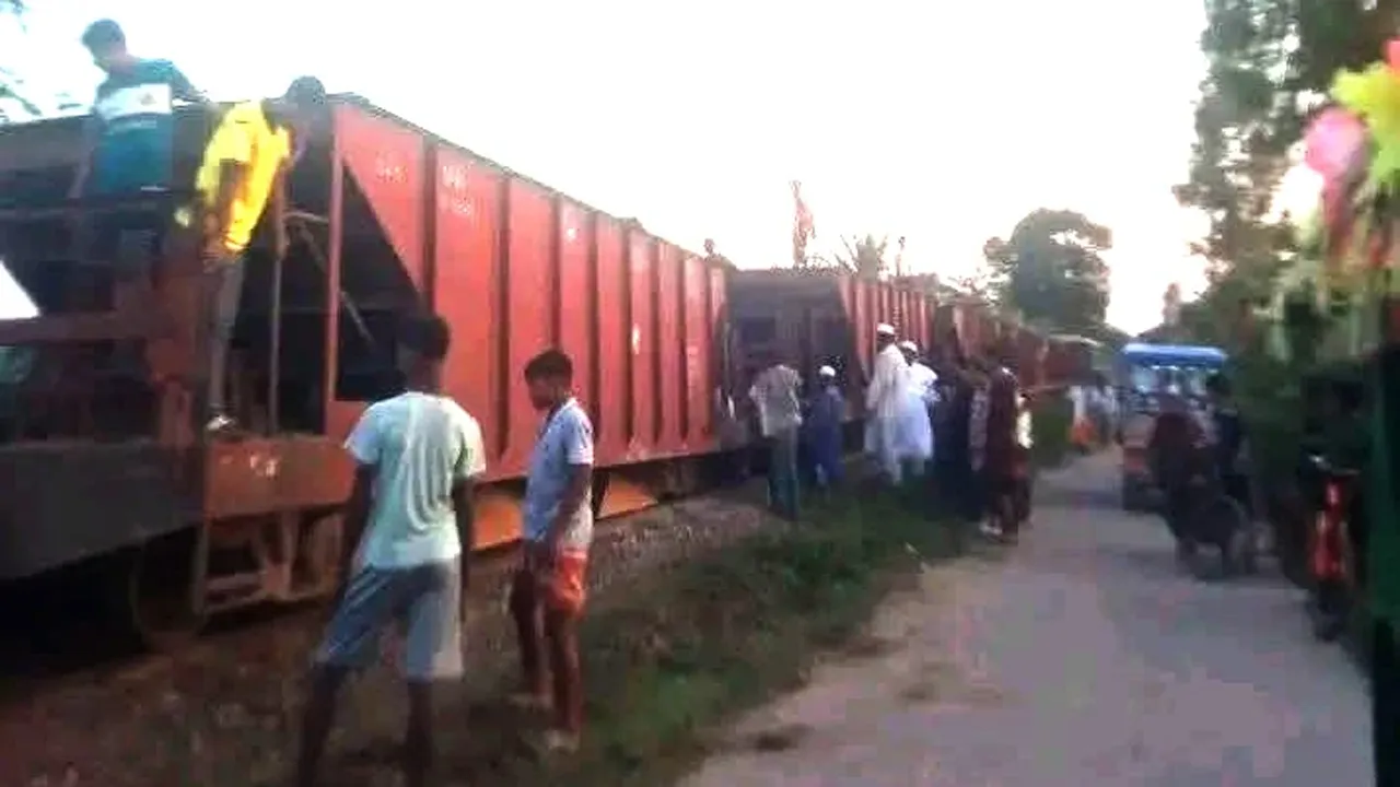 ৬ ঘণ্টা পর ঢাকা-ময়মনসিংহ রুটে ট্রেন চলাচল শুরু