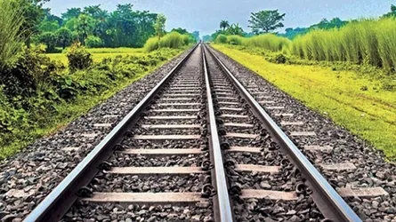স্ত্রীর সাথে অভিমান, লাইভে এসে আত্মহত্যার ঘোষণা দিয়ে ট্রেনের নিচে ঝাঁপ