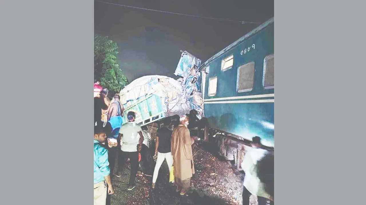 খুলনায় ট্রেন-ট্রাক সংঘর্ষে ৩ বগি লাইনচ্যুত