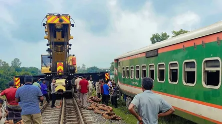 সিল্কসিটি এক্সপ্রেসের লাইনচ্যুতি : ৬ ঘণ্টার চেষ্টায় ট্রেন চলাচল স্বাভাবিক