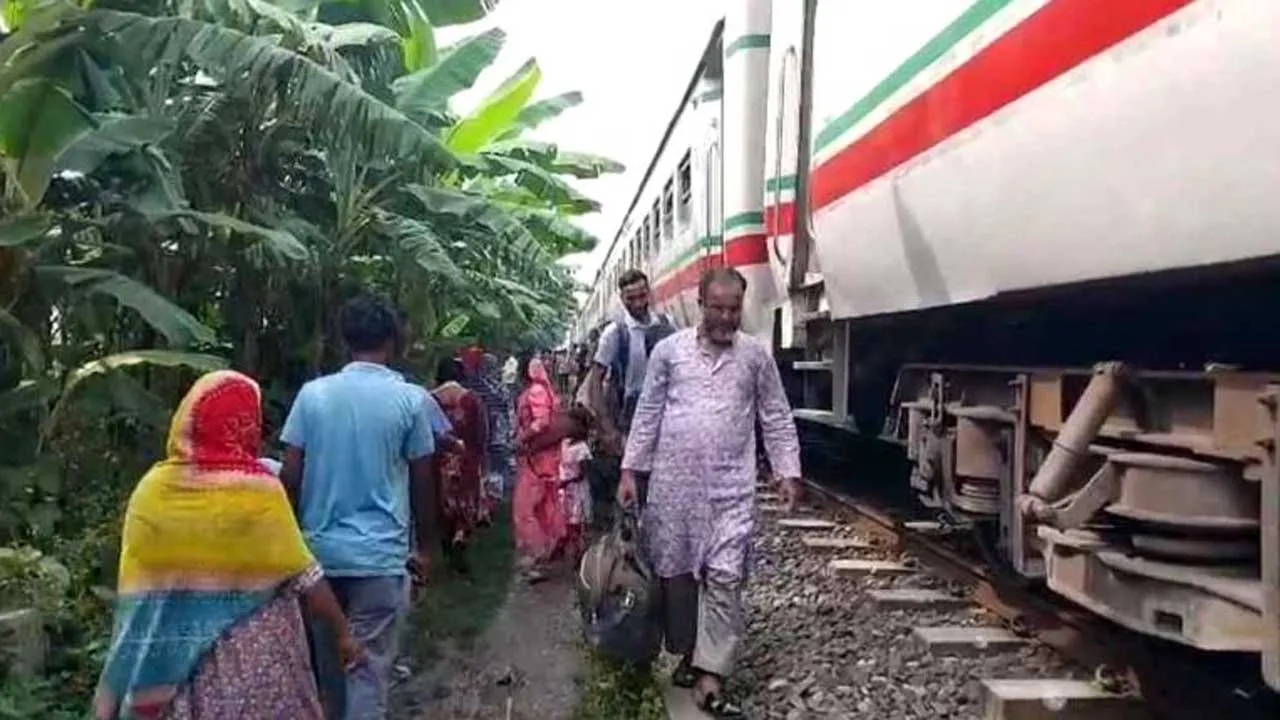 বরেন্দ্র এক্সপ্রেস বিকল হওয়ার ৩ ঘণ্টা পর ট্রেন চলাচল স্বাভাবিক