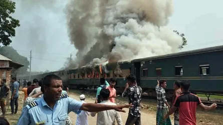 গাজীপুরে মহুয়া কমিউটারে আগুন, ঢাকা-ময়মনসিংহ ট্রেন বন্ধ