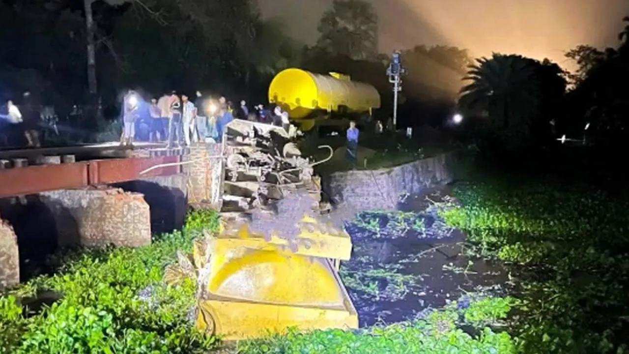 তেলবাহী ট্রেন লাইনচ্যুত, সিলেটের সাথে সারাদেশের রেল যোগাযোগ বন্ধ