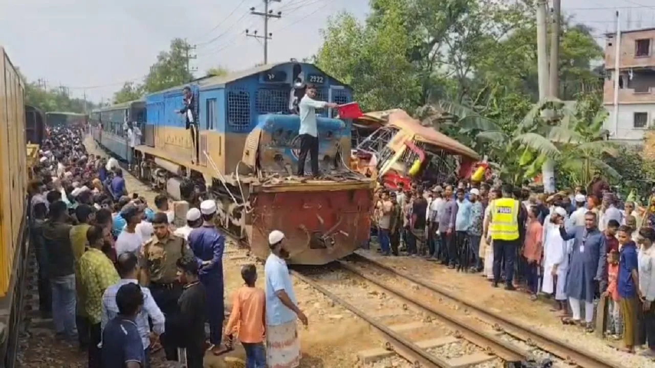 ৬ গেইটম্যানসহ একাধিক ব্যক্তির গাফিলতিতে ১২ জনের মৃত্যু