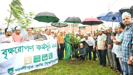 গাকৃবিতে পরিবেশবান্ধব ক্যাম্পাস নির্মাণের লক্ষ্যে বৃক্ষরোপণ কর্মসূচি পালন