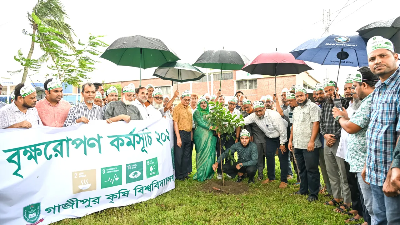 গাকৃবিতে পরিবেশবান্ধব ক্যাম্পাস নির্মাণের লক্ষ্যে বৃক্ষরোপণ কর্মসূচি পালন