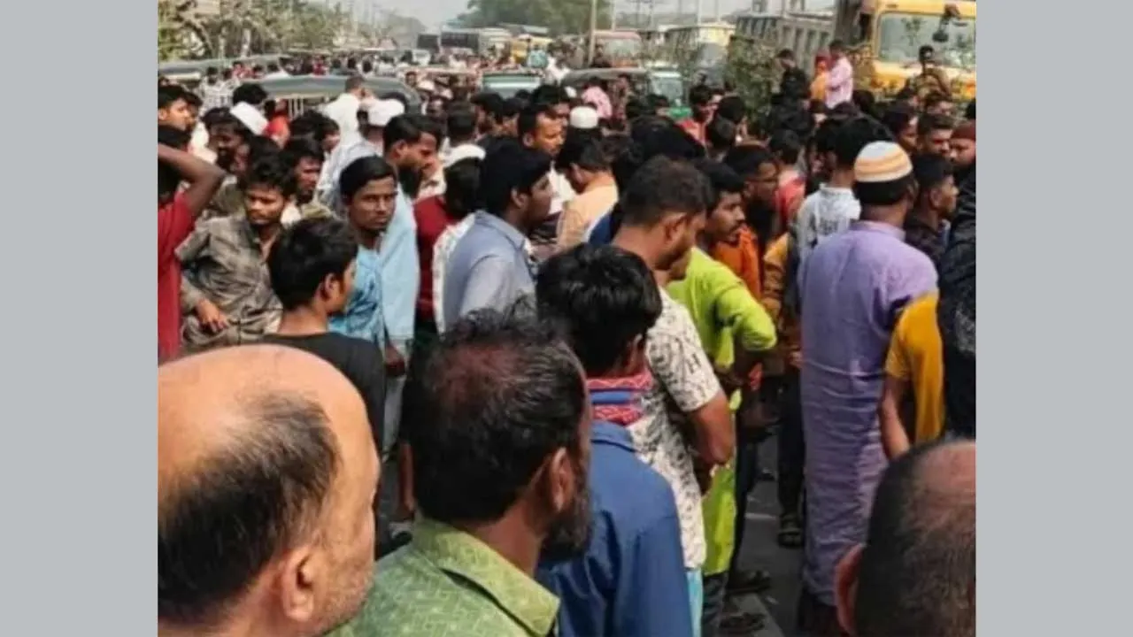 ত্রিশালে চাঁদা বৃদ্ধির প্রতিবাদে মহাসড়ক অবরোধ