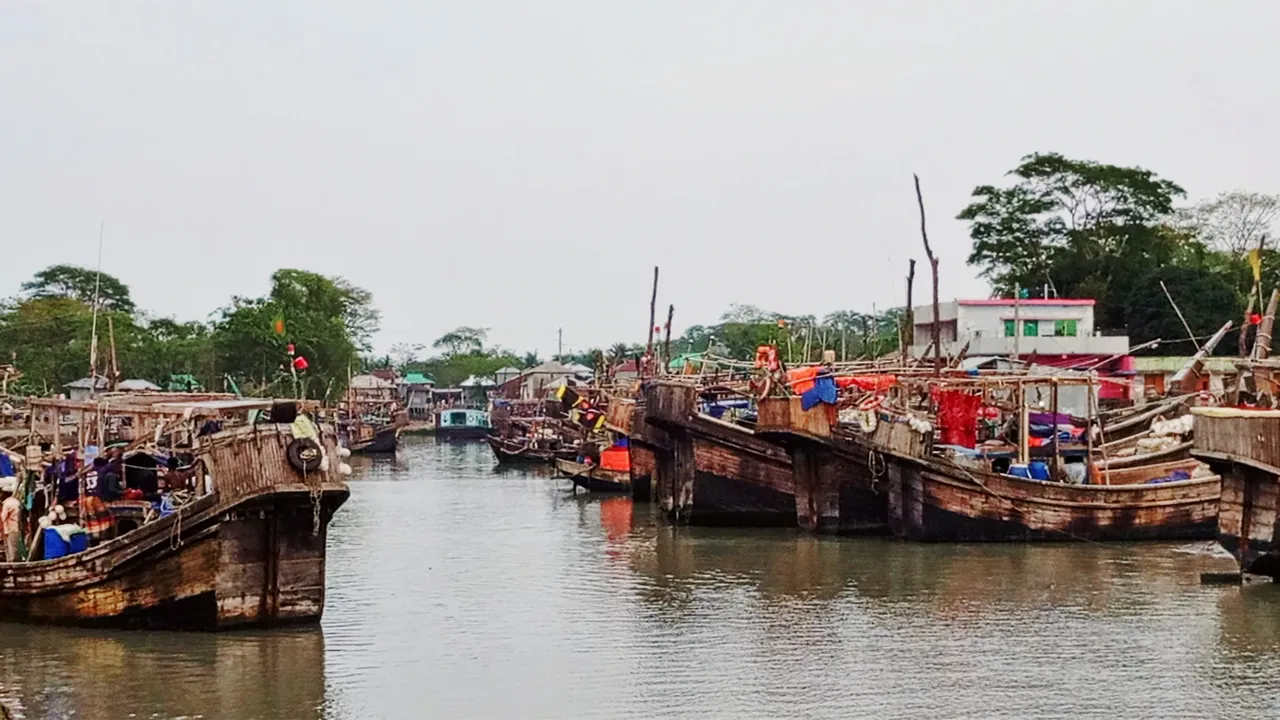 জ্বালানি সঙ্কটে উপকূলে বন্ধের উপক্রম মাছ শিকার