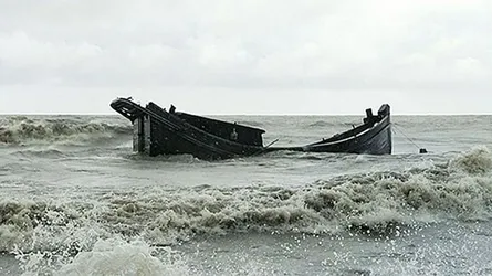 ঝড়ে পদ্মায় ট্রলারডুবি, ২৩ গরুসহ ব্যবসায়ী নিখোঁজ