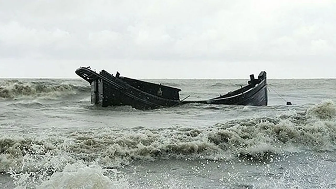 ঝড়ে পদ্মায় ট্রলারডুবি, ২৩ গরুসহ ব্যবসায়ী নিখোঁজ