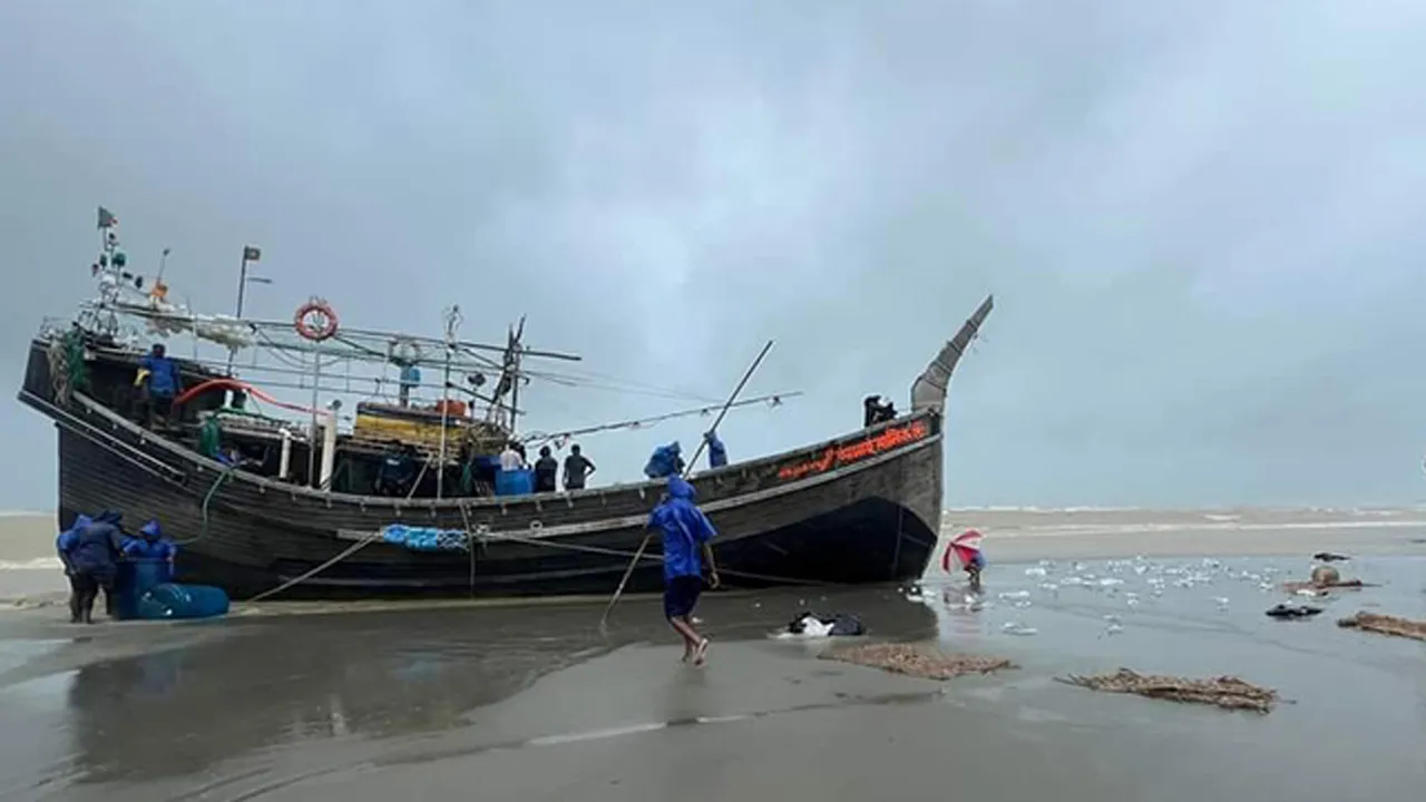 কক্সবাজারে গভীর সাগরে বিকল ফিশিং ট্রলারসহ ১২ জেলে উদ্ধার
