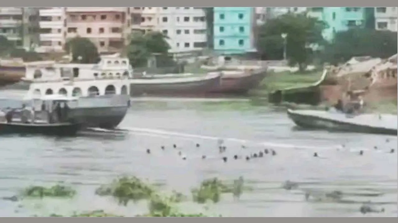 শীতলক্ষ্যায় জাহাজের ধাক্কায় ট্রলার ডুবি : প্রাণে বাঁচল ৩০ যাত্রী