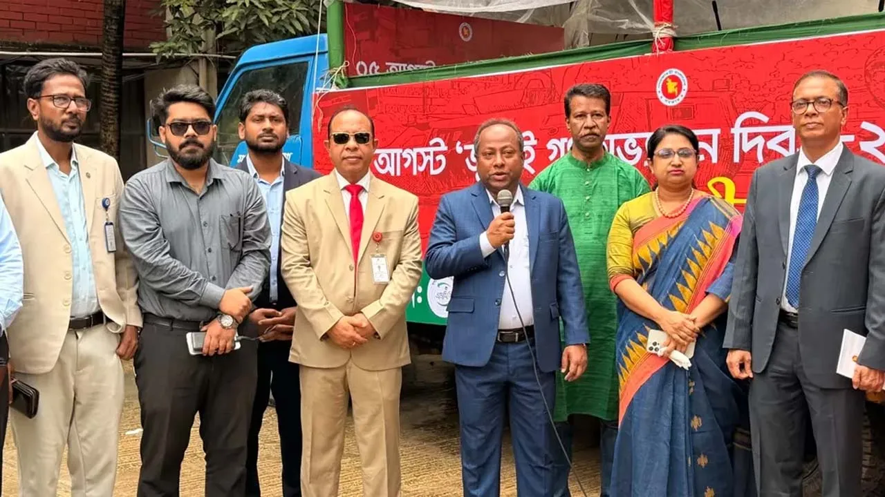 রাজধানীতে গণযোগাযোগ অধিদফতরের ভ্রাম্যমাণ সঙ্গীতের আয়োজন