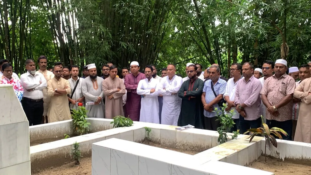 সাংবাদিক তুরাবের দ্বিতীয় শাহাদাতবার্ষিকীতে কবর জিয়ারত করলেন বিপিজেএ নেতারা