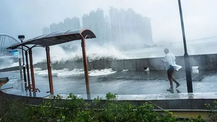 সুপার টাইফুন রাগাসার তাণ্ডবে হংকংয়ে প্রবল বৃষ্টি, তাইওয়ানে নিহত ১৪