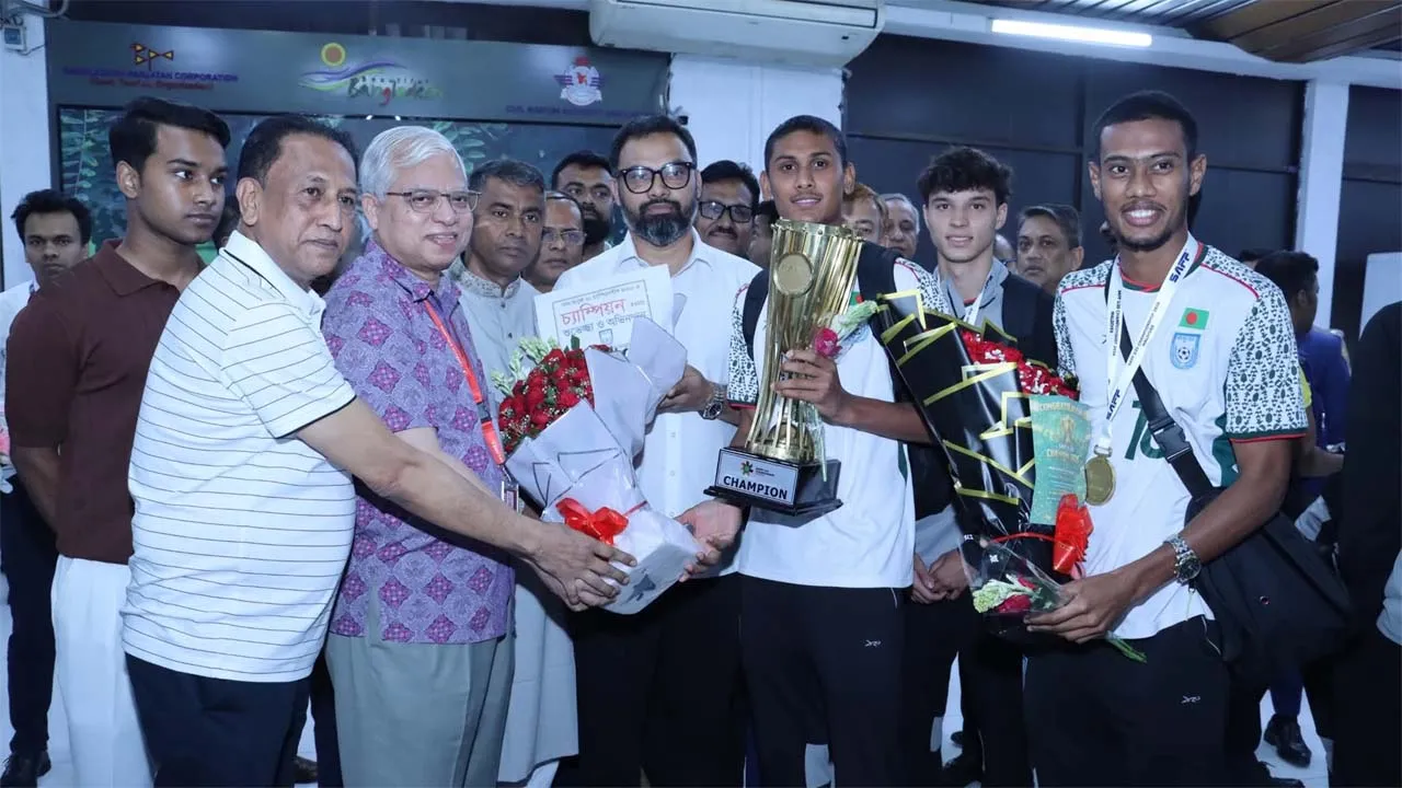 দেশে পৌঁছাল শিরোপাজয়ী দল, ছাদখোলা বাসে চলছে সংবর্ধনা