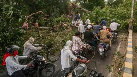 ভারতে ঝড়-বজ্রপাতে মৃতের সংখ্যা বেড়ে ১০০