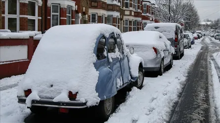 তুষারঝড়ে বিপর্যস্ত যুক্তরাজ্য, বন্ধ শতাধিক স্কুল