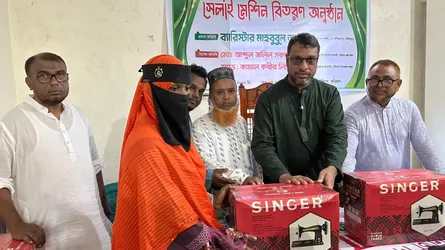 উলিপুরে সেলাই মেশিন বিতরণ করলেন জামায়াত এমপি