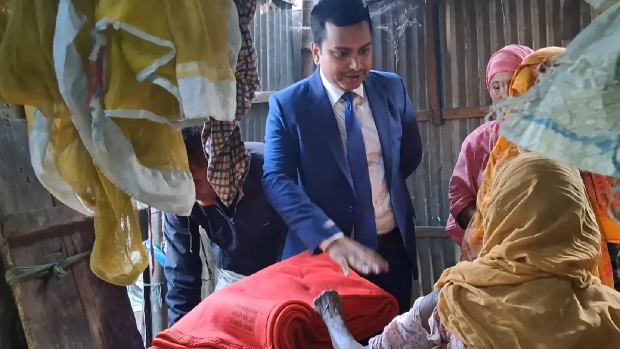 নয়া দিগন্তে সংবাদ প্রকাশের পর অন্ধ হাজেরা খাতুনের পাশে উপজেলা প্রশাসন