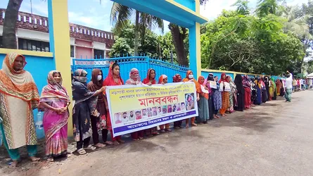 জড়িতদের গ্রেফতার ও ফাঁসির দাবিতে সর্বস্তরের নারী-পুরুষের মানববন্ধন