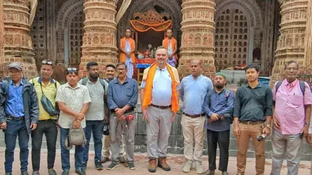 মার্কিন রাষ্ট্রদূত ক্রিস্টেনসেনের কান্তজিউ মন্দির পরিদর্শন