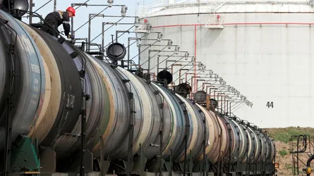 রুশ তেল কোম্পানির ওপর মার্কিন নিষেধাজ্ঞায় বিশ্ববাজারে বাড়ল তেলের দাম