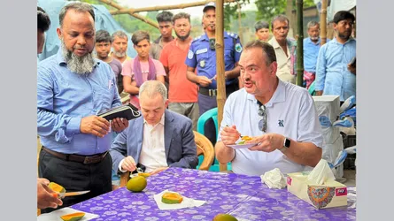 রাজশাহীর আমের স্বাদে মুগ্ধ মার্কিন রাষ্ট্রদূত