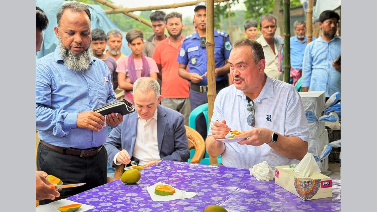 রাজশাহীর আমের স্বাদে মুগ্ধ মার্কিন রাষ্ট্রদূত