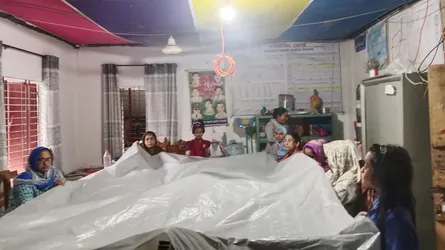 ছাদ চুইয়ে অফিসে বৃষ্টির পানি, পলিথিন মাথায় দিয়ে দায়িত্ব পালন