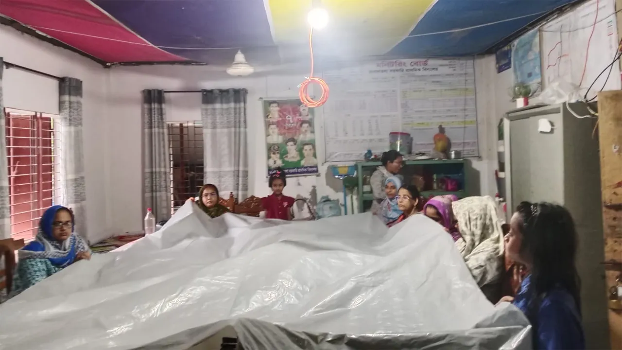 ছাদ চুইয়ে অফিসে বৃষ্টির পানি, পলিথিন মাথায় দিয়ে দায়িত্ব পালন