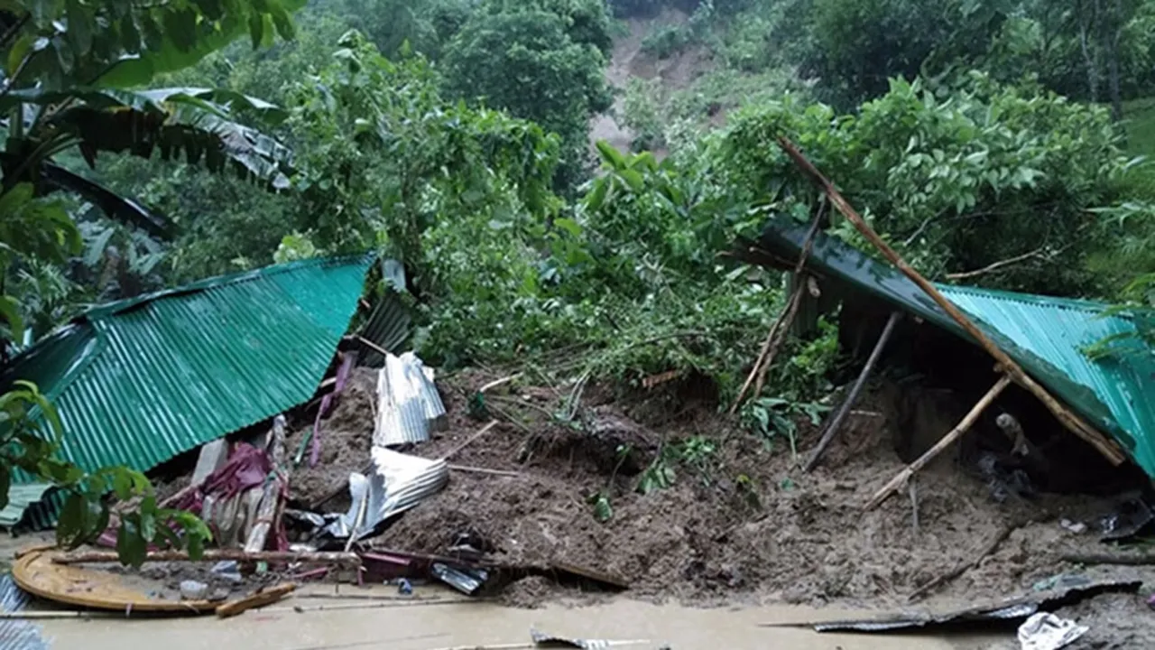 উখিয়ায় রোহিঙ্গা ক্যাম্পে পাহাড় ধসে ৮ জন নিহত