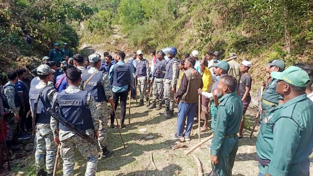 টেকনাফে অপহৃতদের উদ্ধারে অভিযান চালাচ্ছে আইনশৃঙ্খলা বাহিনী।