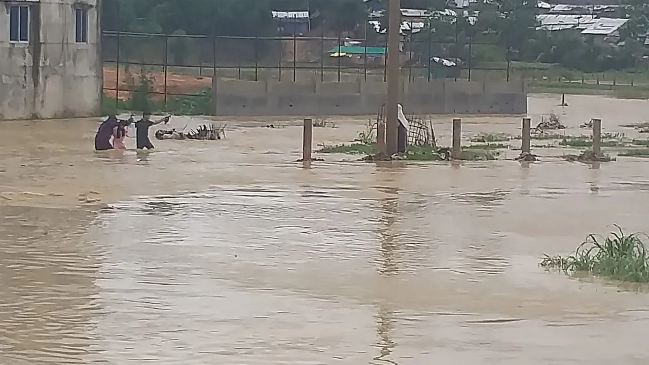 উখিয়ায় দিনভর বৃষ্টিতে জলাবদ্ধতা, দুর্ভোগে স্থানীয় বাসিন্দারা