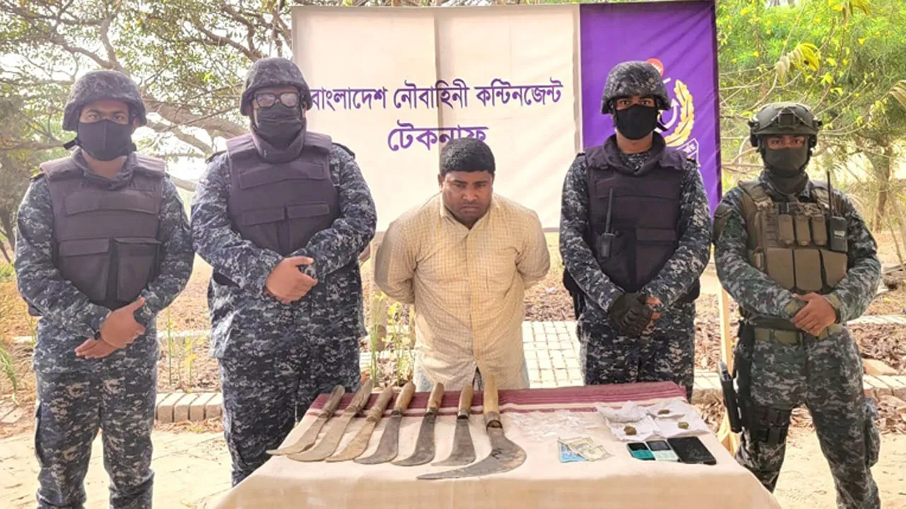 উখিয়ায় নৌবাহিনীর অভিযানে ক্রিস্টাল ম্যাথ ও দেশীয় অস্ত্রসহ আটক ১