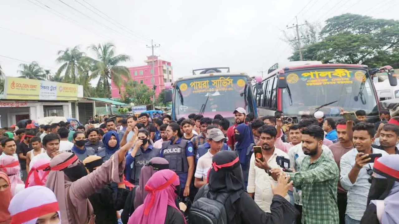 চাকরি ফিরে পেতে কক্সবাজার-টেকনাফ মহাসড়কে ৭ ঘণ্টার অবরোধ