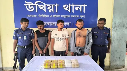 উখিয়ায় প্রাইভেটকারের গ্যাস সিলিন্ডারে ৫০ হাজার পিস ইয়াবা পাচার, আটক ৩