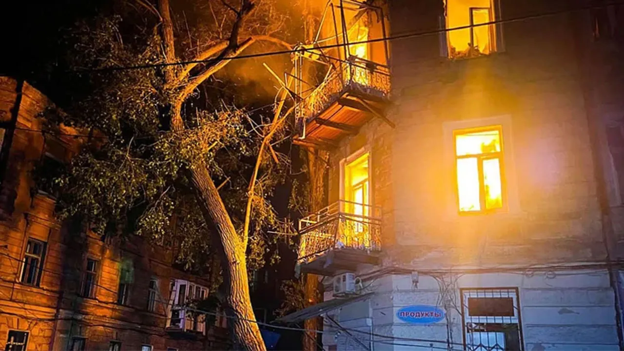 ইউক্রেনের আবাসিক ভবন ও হাসপাতালে হামলায় নিহত ১