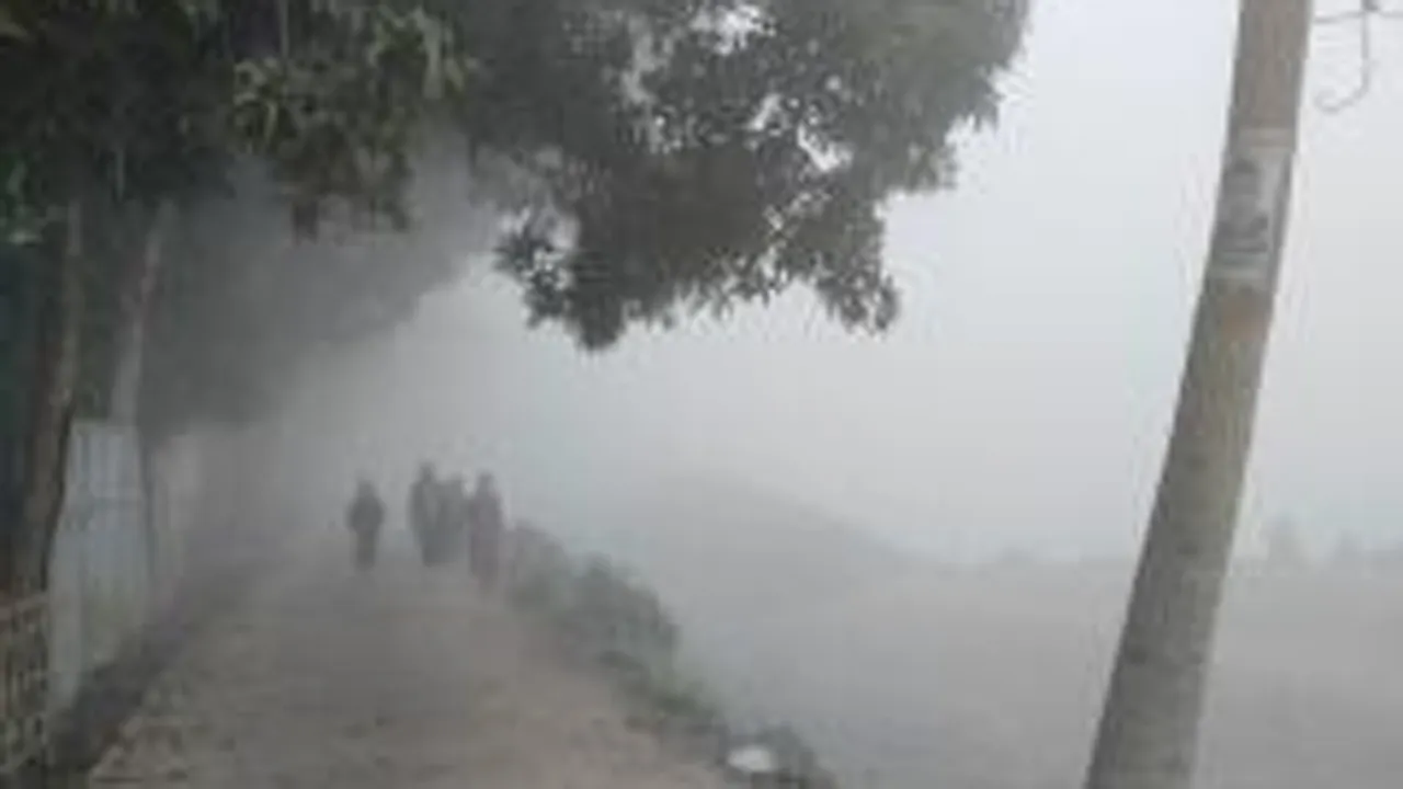 হাড় কাঁপানো শীতে কাঁপছে উলিপুরের জনপদ