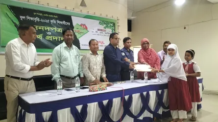 উলিপুরে ৪৯ মেধাবী শিক্ষার্থীর হাতে ‘ফুল’ শিক্ষাবৃত্তি