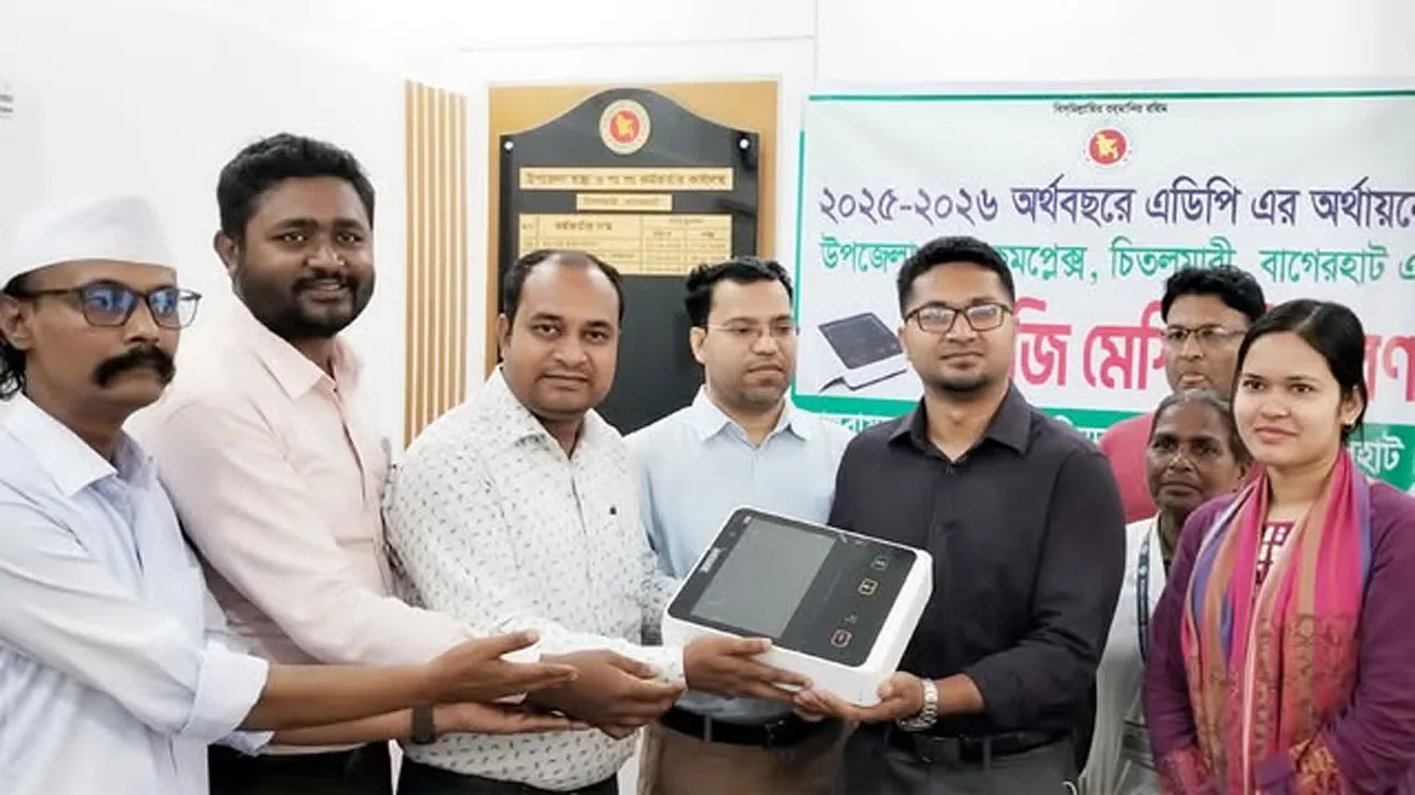 চিতলমারী উপজেলা স্বাস্থ্য কমপ্লেক্সে ইসিজি মেশিন বিতরণ